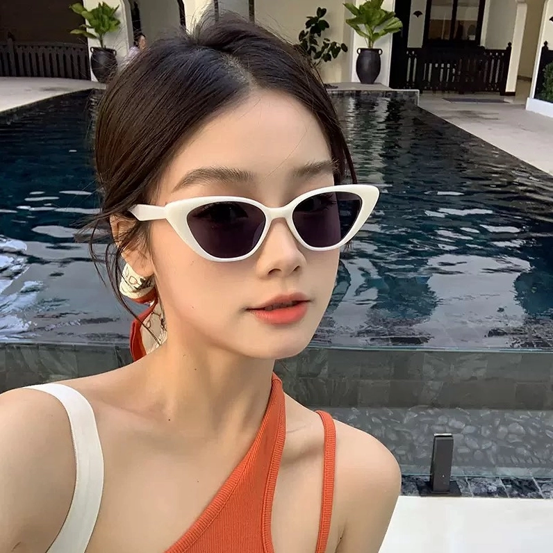 Ảnh cô gái cute đeo kính dễ thương nhẹ nhàng phù hợp làm ảnh đại diện
