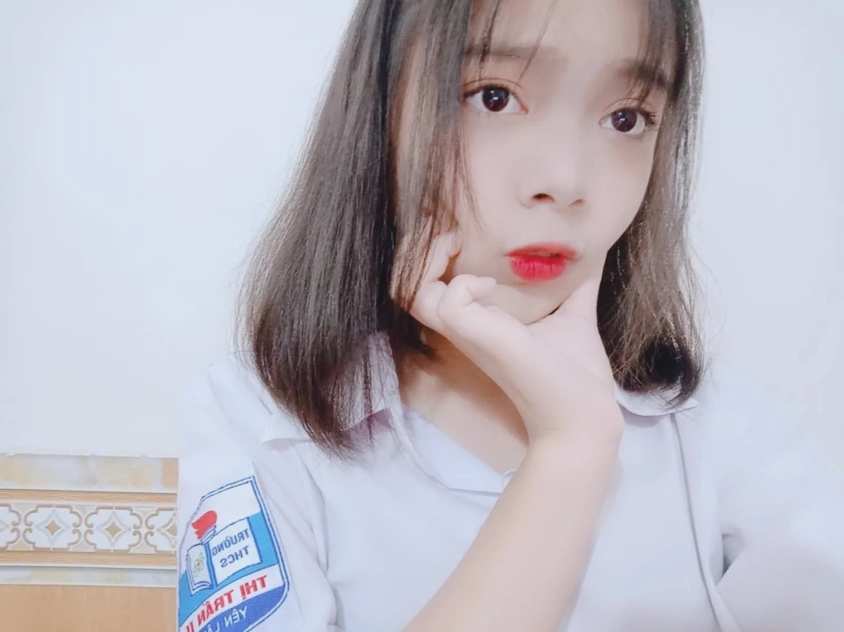 Ảnh gái 2k9 đeo kính, thần thái đẹp, phong cách nổi bật.