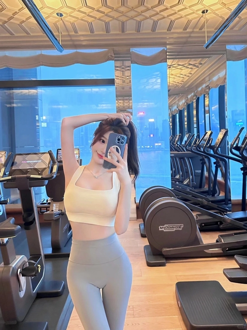Ảnh gái tập gym body cân đối