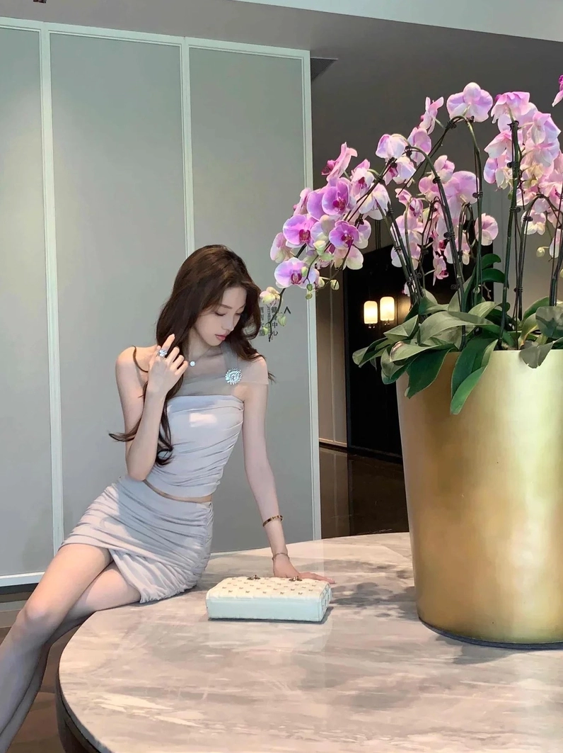 Ảnh gái xinh diện váy tôn dáng