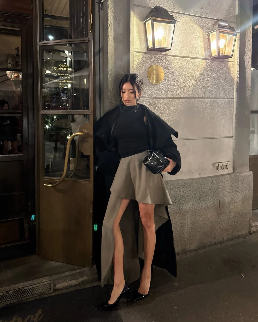 Ảnh gái xinh mặc đơn giản thả dáng trên bãi cỏ nhận hơn 50 ngàn tim, xem profile còn đỉnh hơn nữa- Ảnh 7.