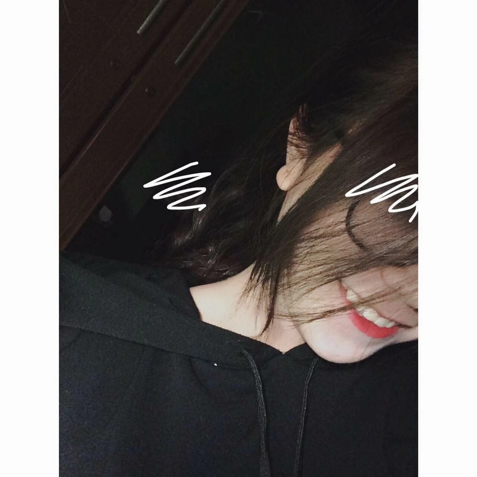 Ảnh girl cute tóc ngắn che mặt