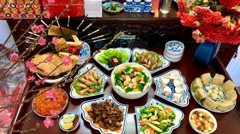 Bày biện lễ vật và lên hương
