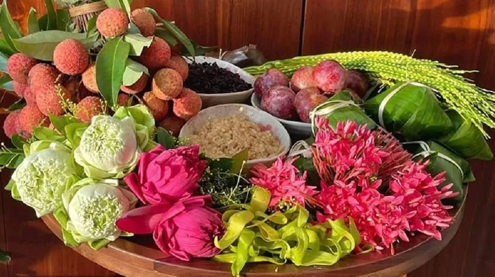 Bày mâm cúng và chuẩn bị đọc văn khấn mùng 1 tháng 6