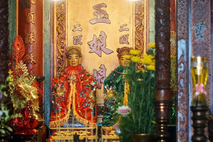 Bên trong Dinh Cậu