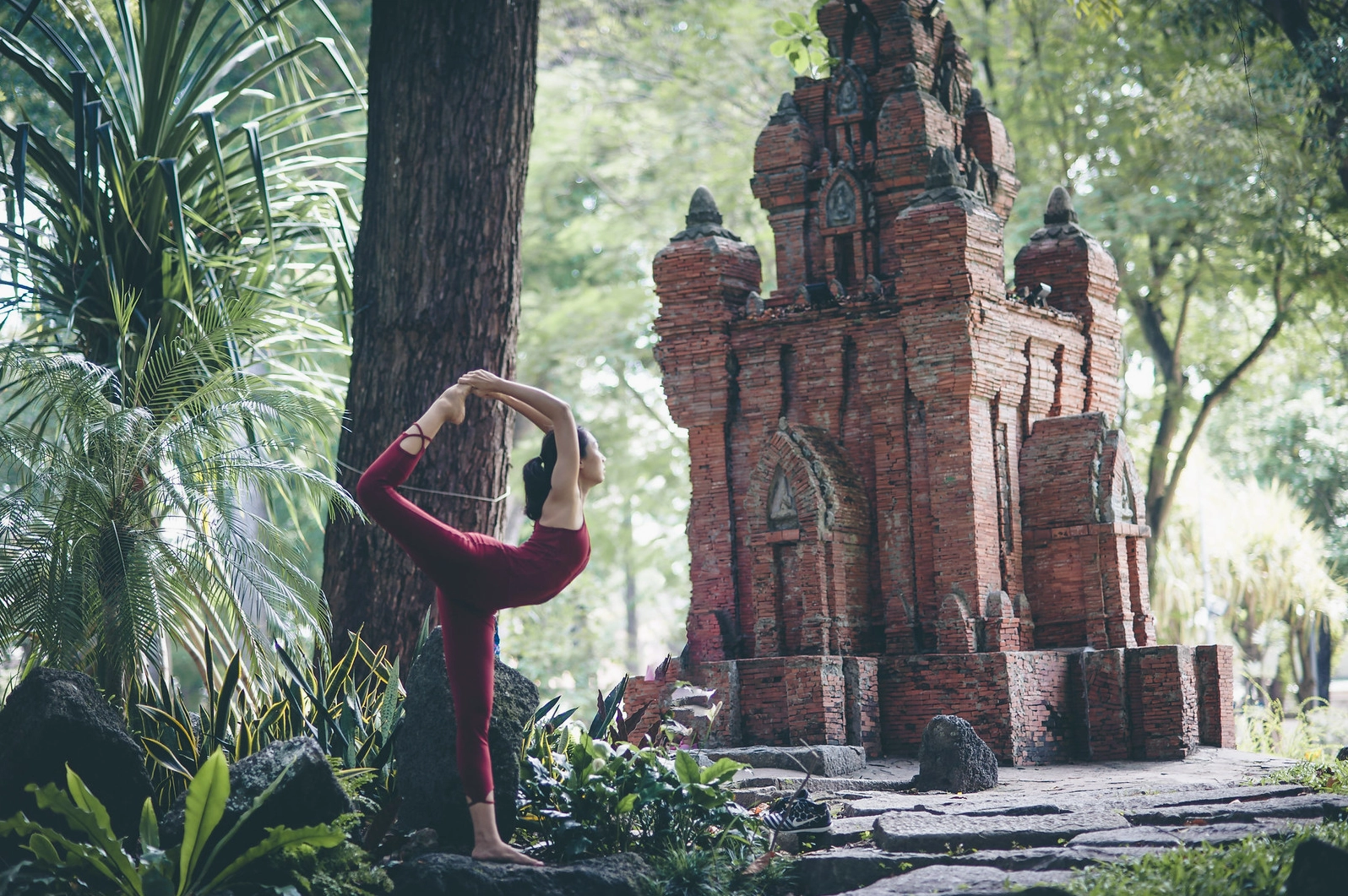 Bộ ảnh Yoga với 3 thiếu nữ chụp tại công viên Tao đàn