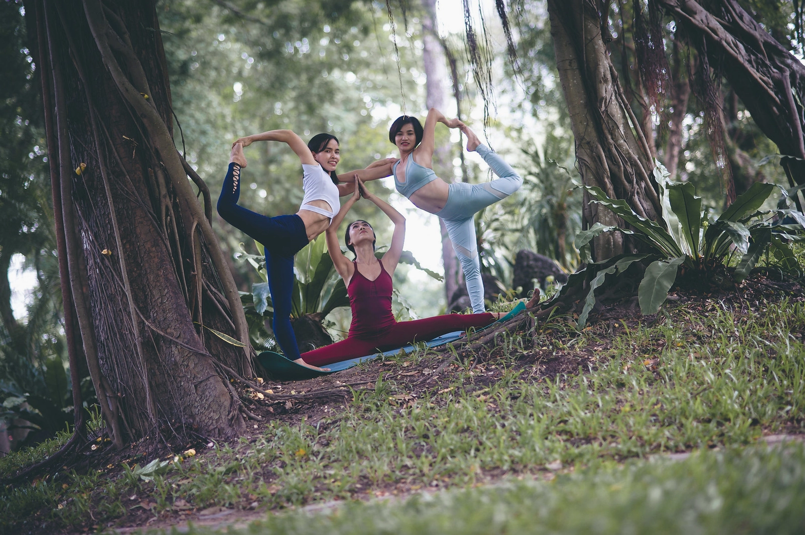 Bộ ảnh Yoga với 3 thiếu nữ chụp tại công viên Tao đàn