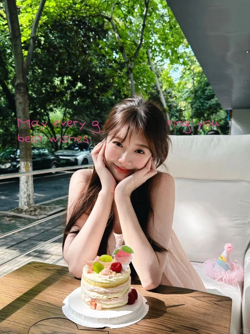 cách tạo dáng chụp ảnh với bánh sinh nhật