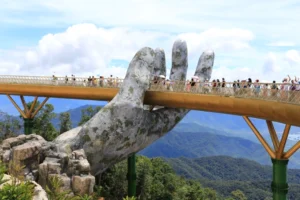 cau-ban-tay-da-nang-tuyet-tac-giua-may-troi-diem-check-in-ho_307