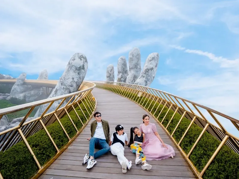 Cầu Bàn Tay Đà Nẵng vào sáng sớm huyền ảo trong sương mây