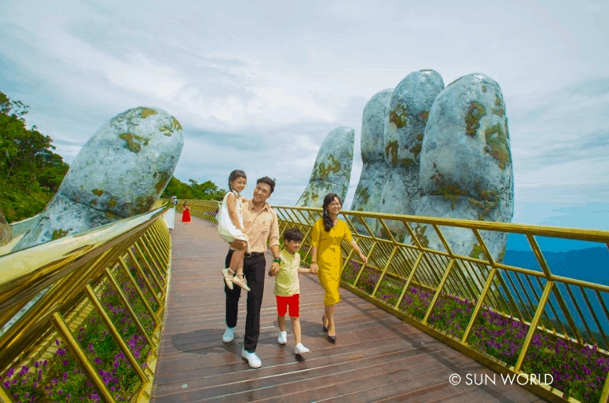 Cầu Vàng được làm từ thép tấm sơn nhũ vàng sáng bóng, 2 bên cầu là hoa cúc Nữ hoàng xanh Lobelia