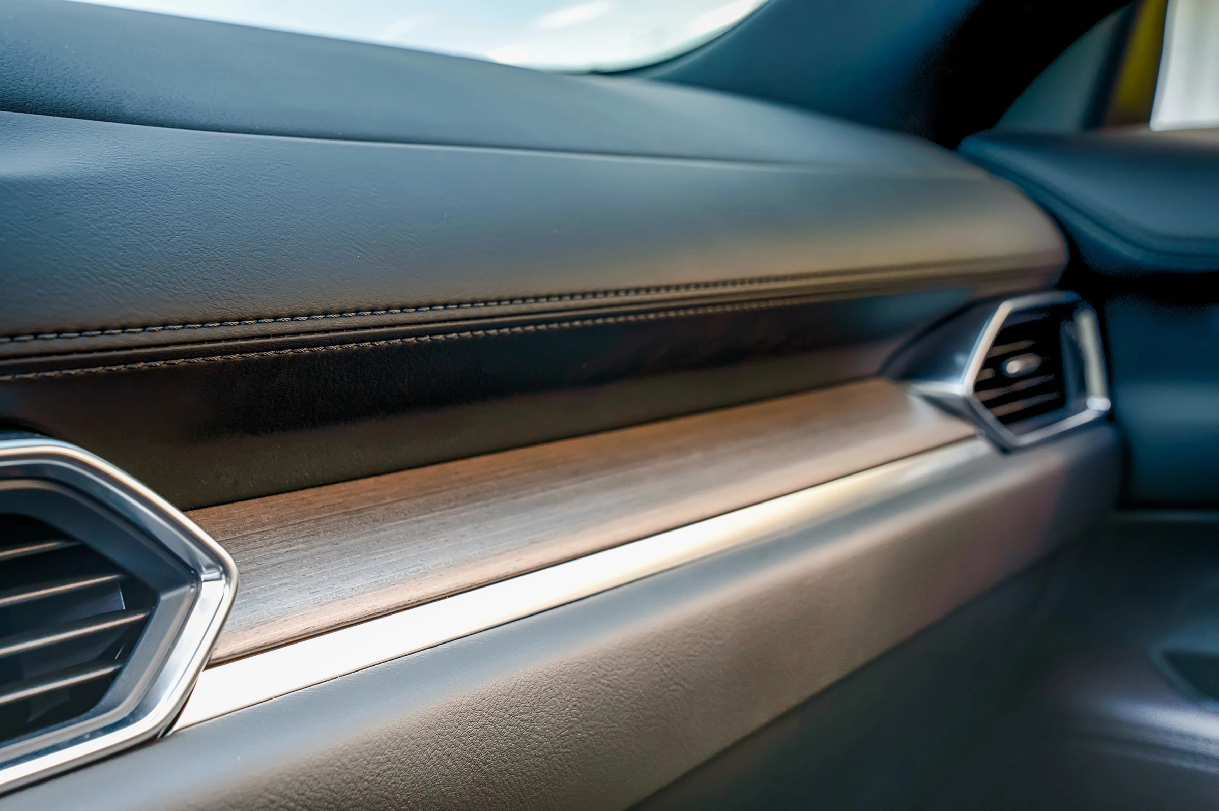Chi tiết vô lăng và bảng đồng hồ Mazda CX-5