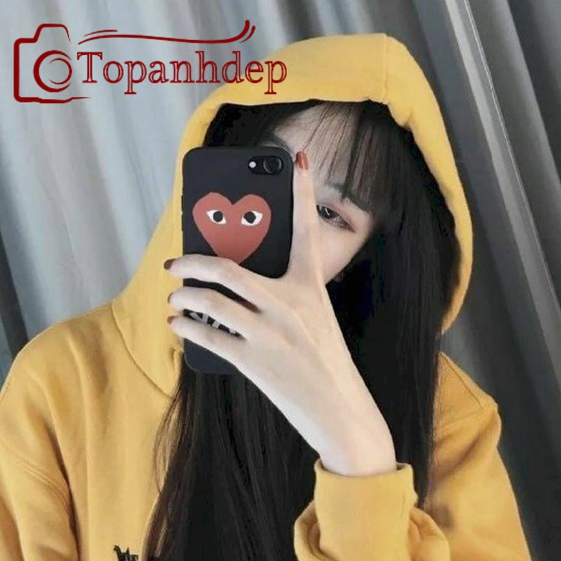 Chiếc điện thoại tôn lên vẻ đẹp gái xinh che mặt