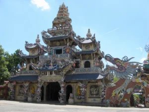 chua-linh-phuoc-da-lat-2026-kham-pha-ngoi-chua-ve-chai-doc-d_647