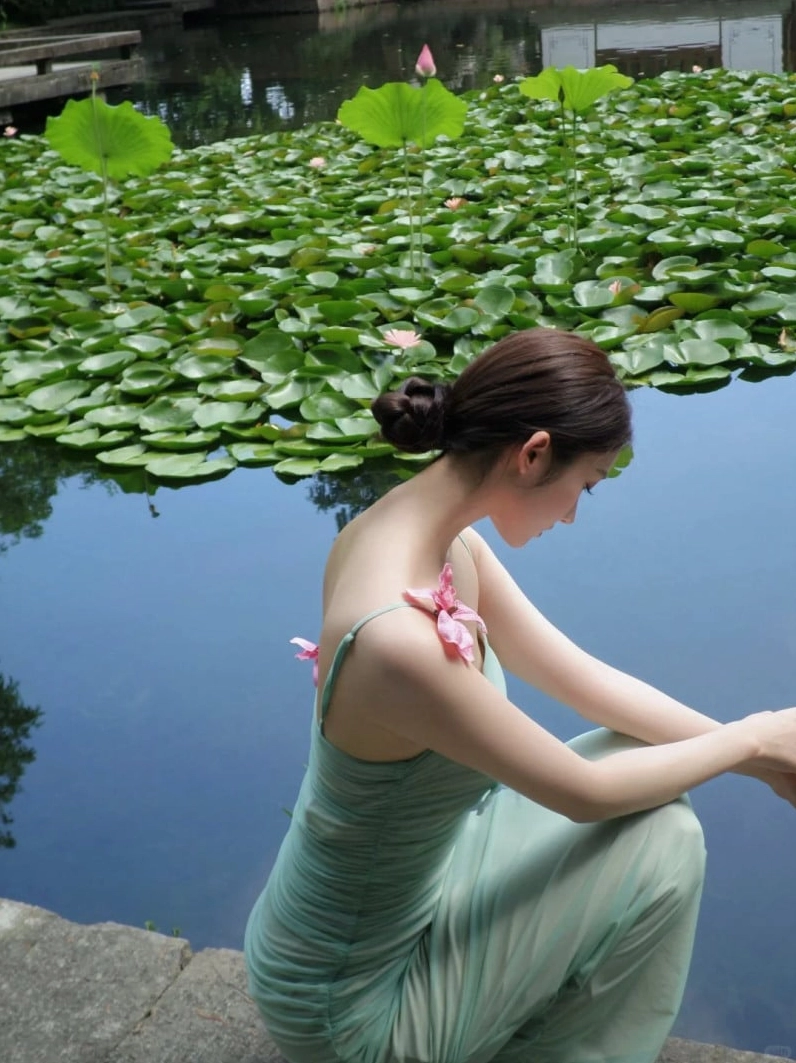 Cô gái dịu dàng bên đầm sen hồng