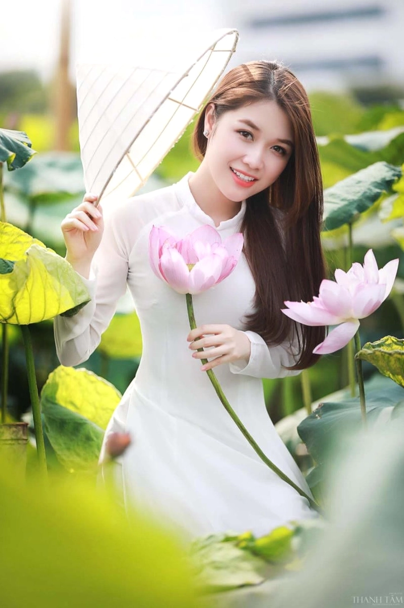 Cô gái duyên dáng bên đầm sen
