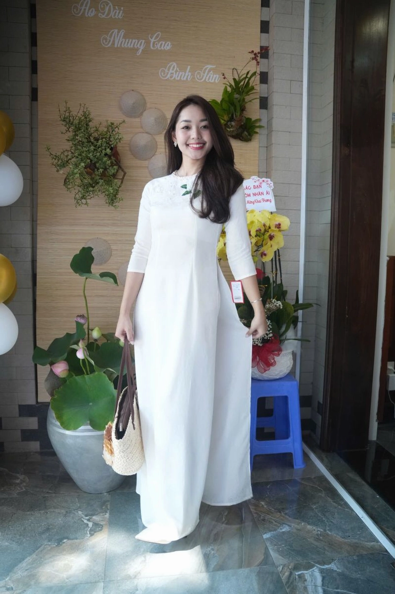 Cô gái duyên dáng trong tà áo dài truyền thống