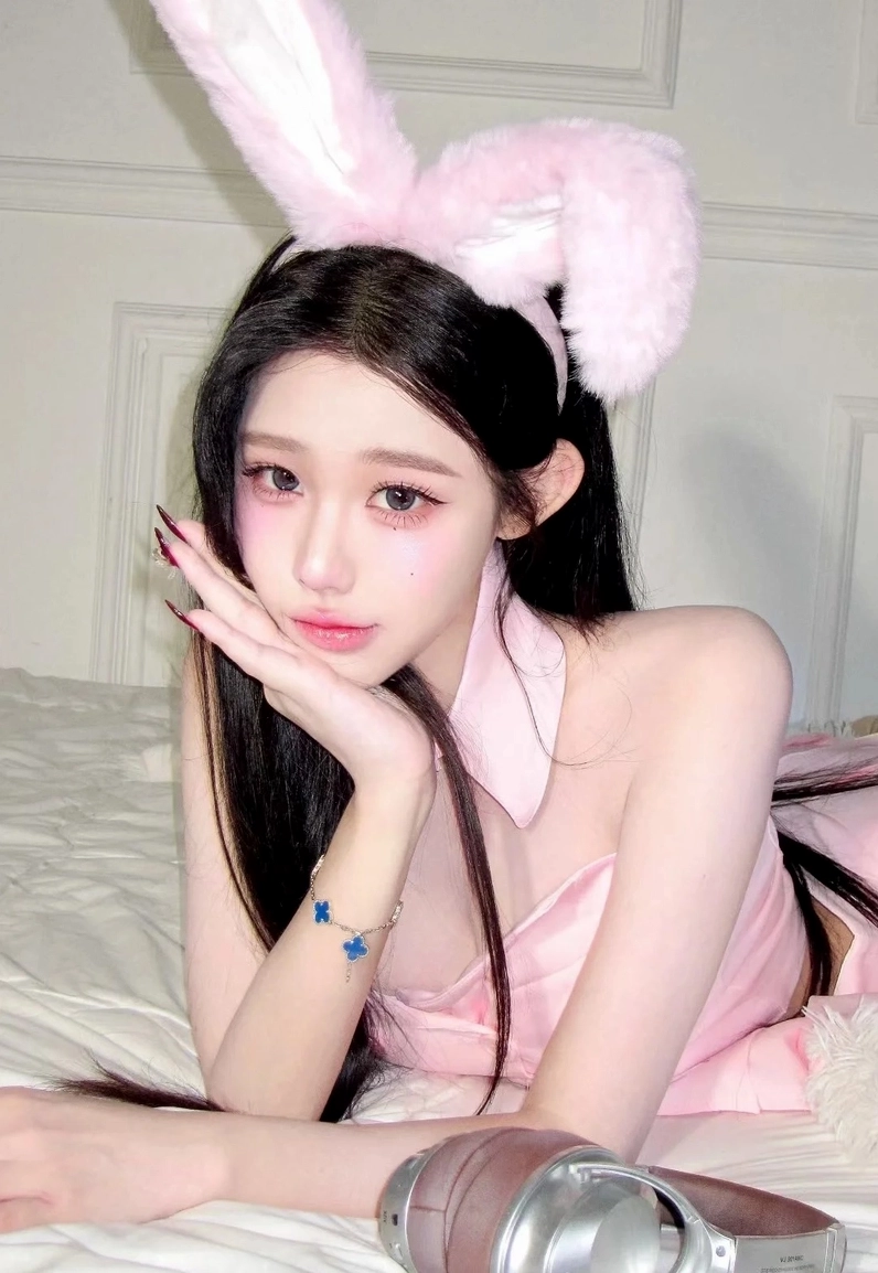 Cô gái hóa trang nàng thỏ cuốn hút