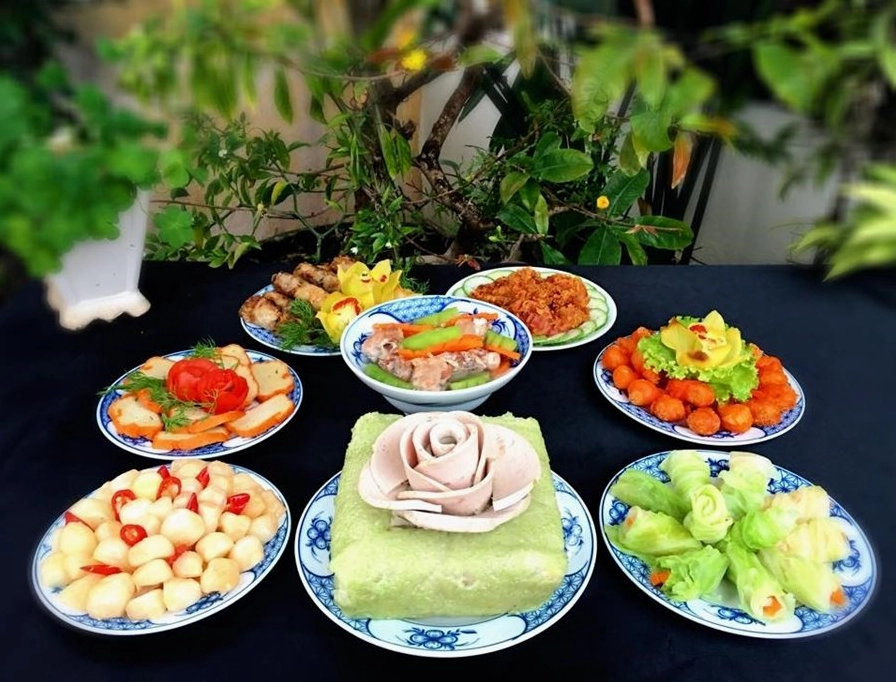 Cuối năm, các gia đình đọc làm mâm lễ, đọc văn khấn tất niên cầu mong năm mới bình an, may mắn. Ảnh: Linh Trang