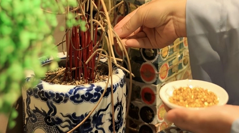 Dọn bàn thờ dịp cuối năm