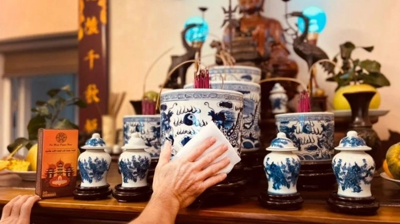 Dọn bàn thờ giúp giữ không gian thờ cúng sạch sẽ, trang nghiêm và lòng thành kính tổ tiên