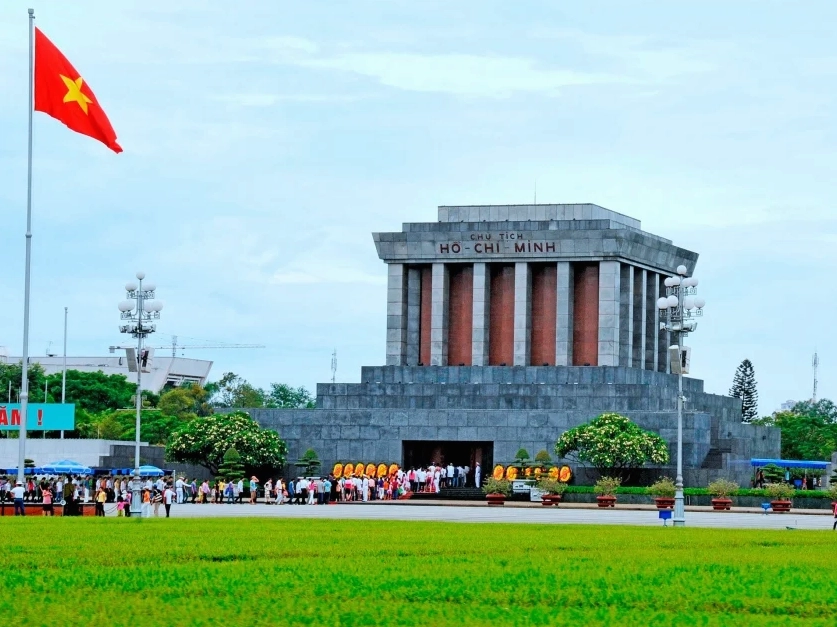 Dòng người xếp hàng viếng Lăng Bác