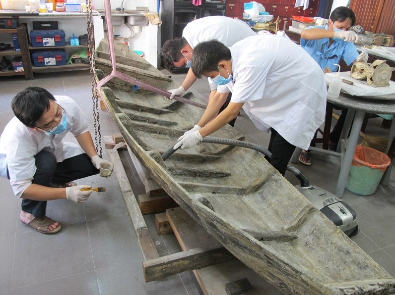 Du khách khám phá hiện vật tại Bảo tàng Lịch sử Thành phố Hồ Chí Minh