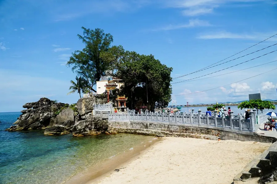 Đường đi vào Dinh Cậu