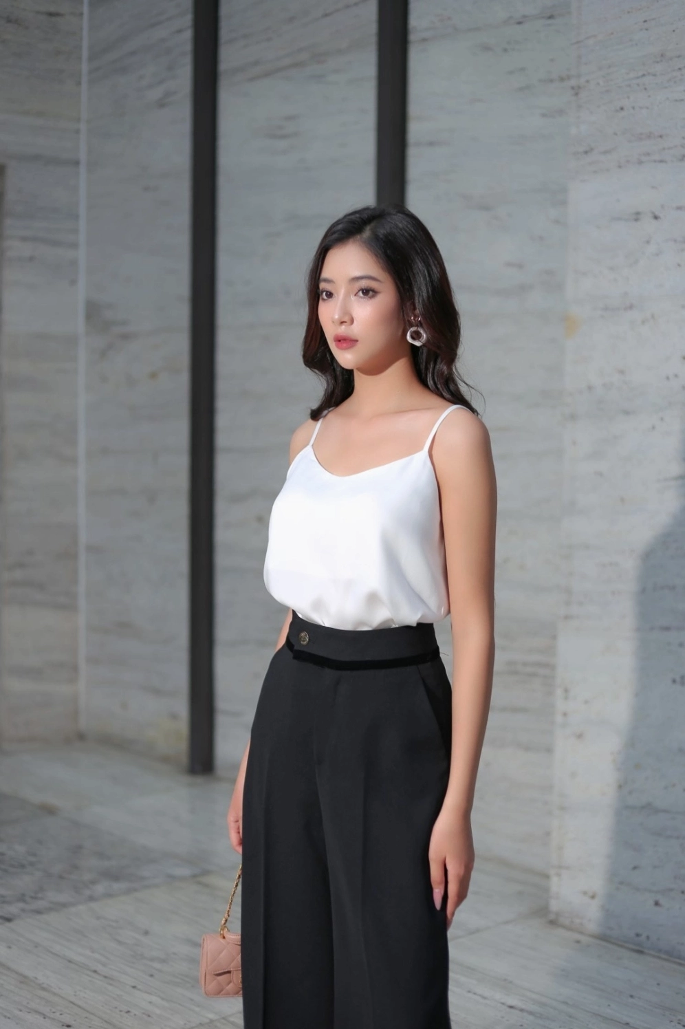 Đường nét mềm mại từ gái xinh mặc áo hai dây cổ đổ gợi cảm.