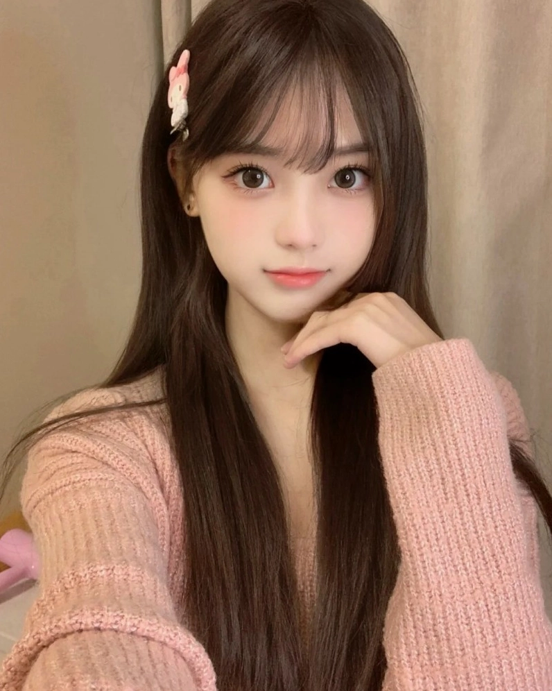 gái đẹp mặc áo len hồng cute