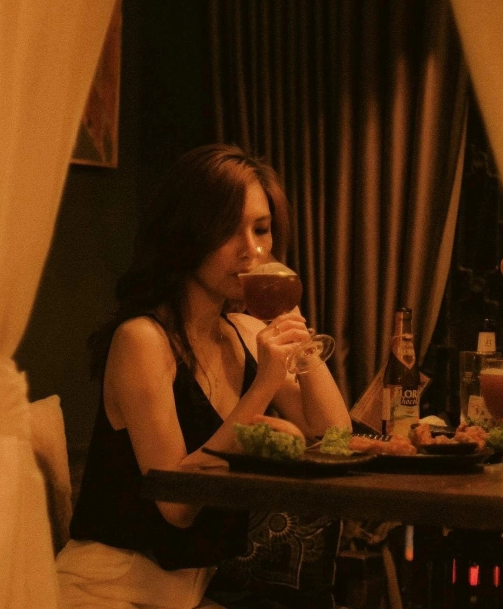 Gái đi bar đeo túi hàng hiệu khẳng định đẳng cấp
