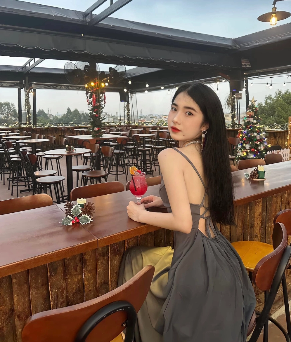Gái đi bar mặc đồ sexy khoe trọn nét thanh xuân
