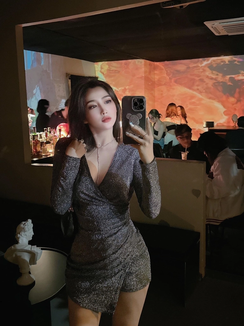 Gái đi bar trang điểm lộng lẫy thu hút mọi ánh nhìn