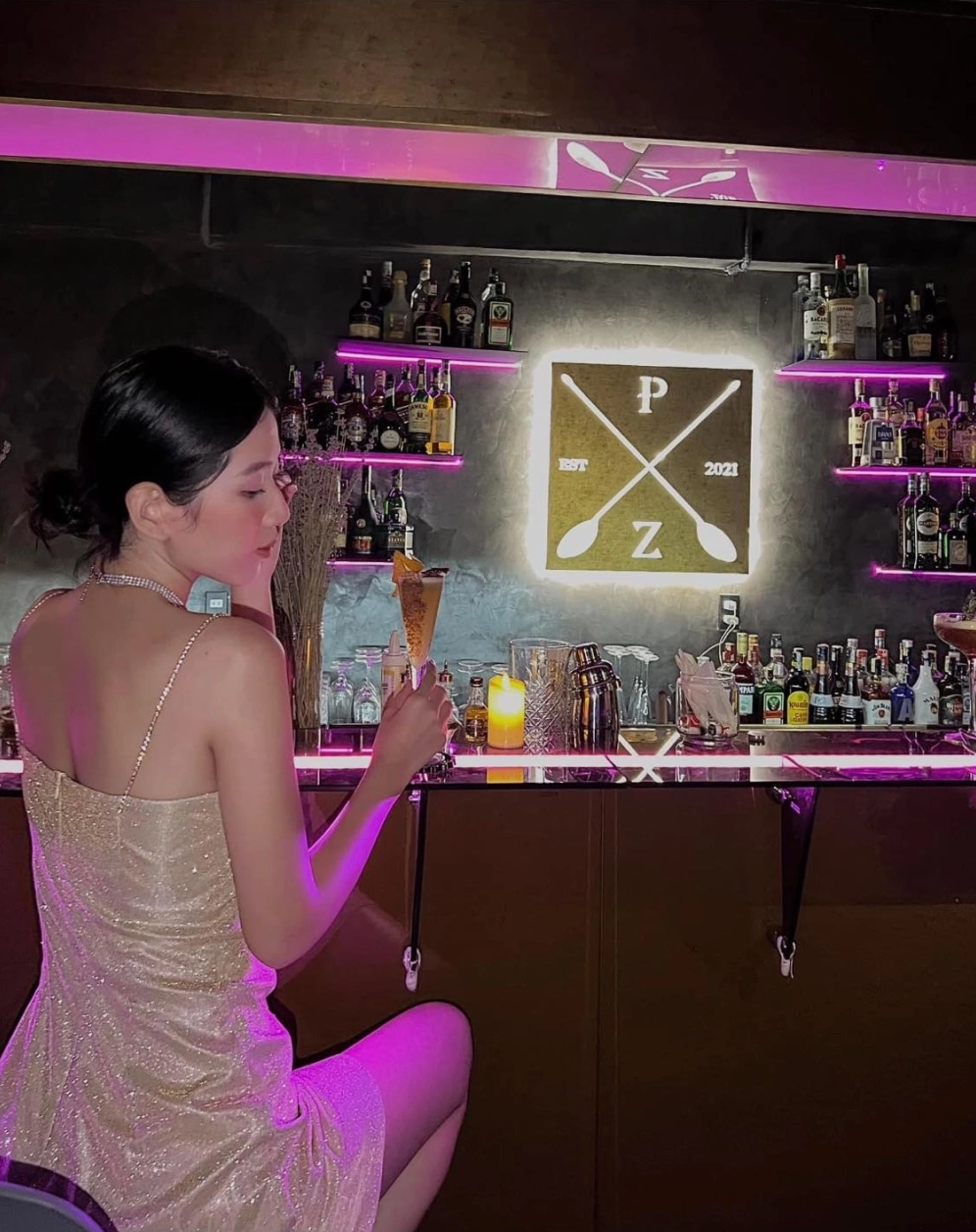 Gái đi bar với phong cách trang điểm mắt khói quyến rũ