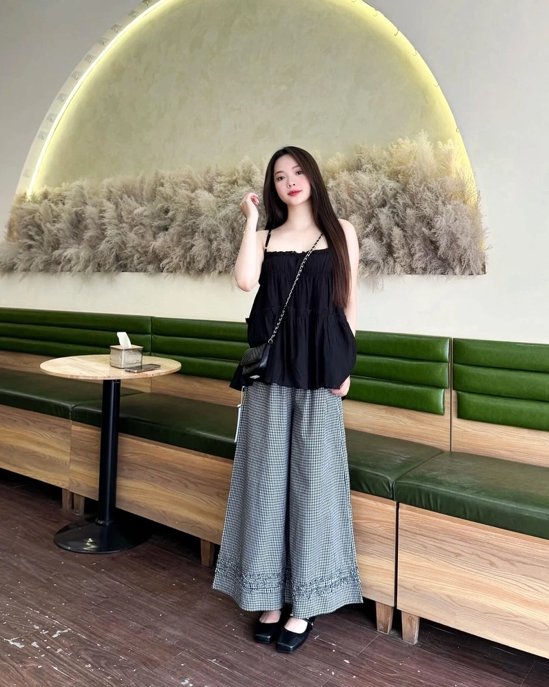Gái mặc áo 2 dây dáng đẹp tôn lên đường cong hoàn hảo