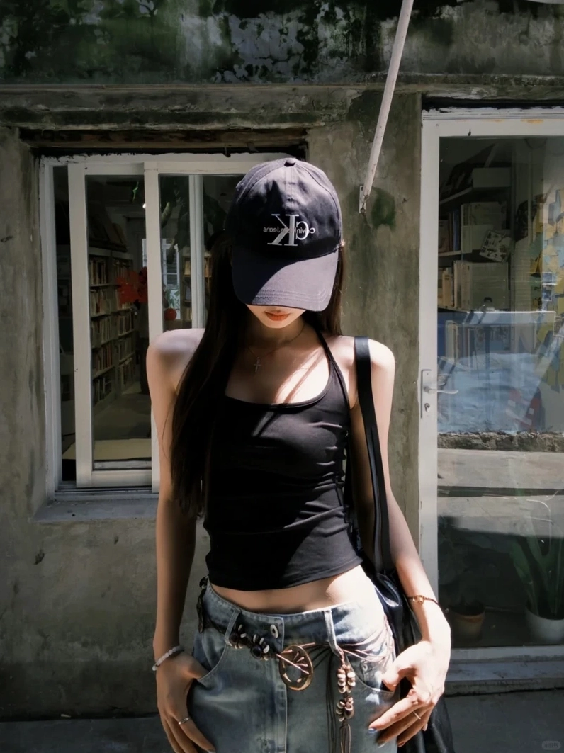Gái mặc áo 2 dây hot girl tỏa sáng trong mọi khung hình