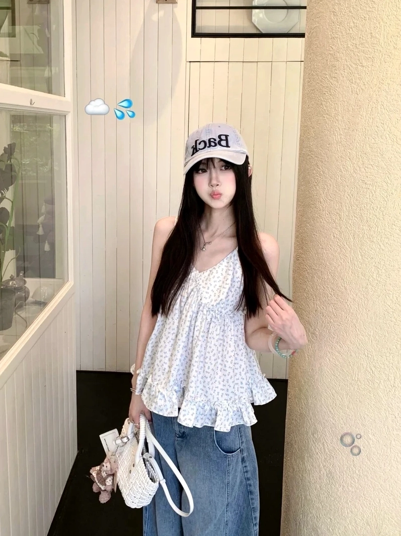Gái mặc áo 2 dây tối giản giản dị nhưng vẫn nổi bật