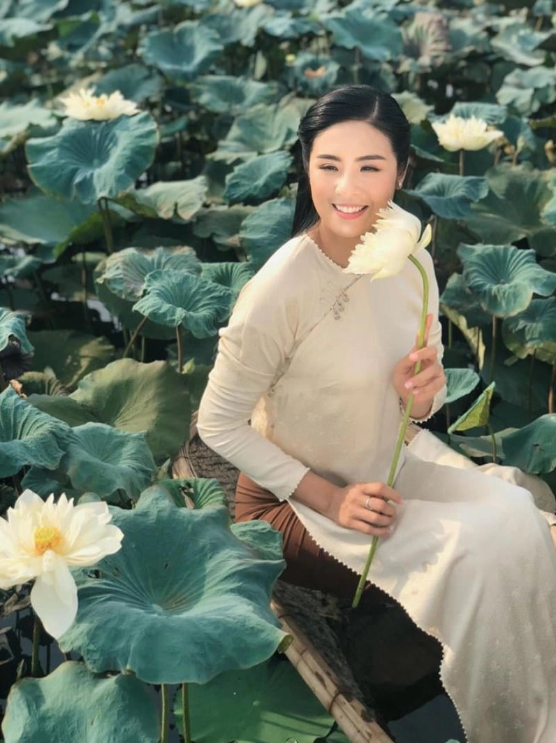 Gái xinh áo dài trắng bên đầm sen