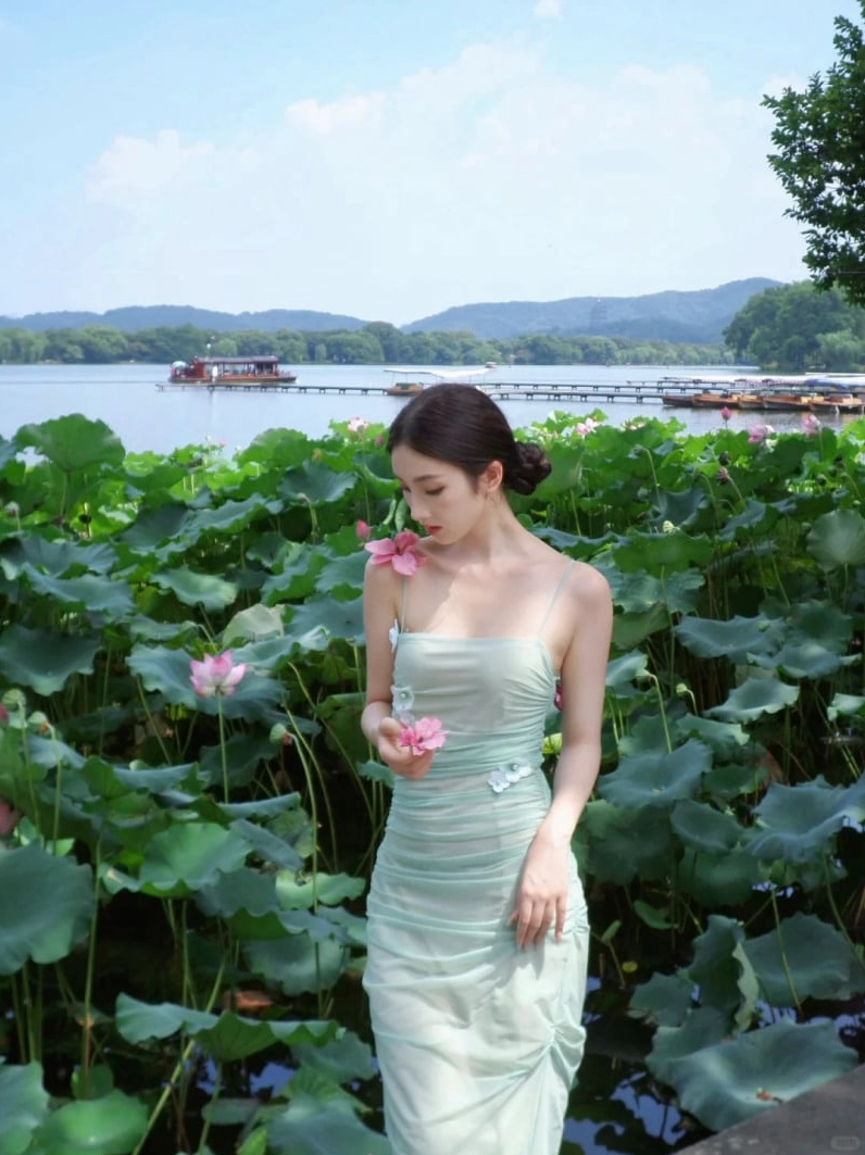 Gái xinh áo dài trắng tinh khôi bên sen