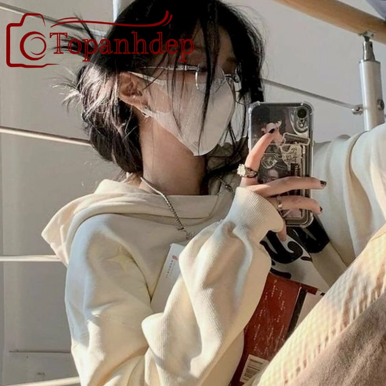 Gái xinh che mặt bằng điện thoại toát lên phong cách riêng