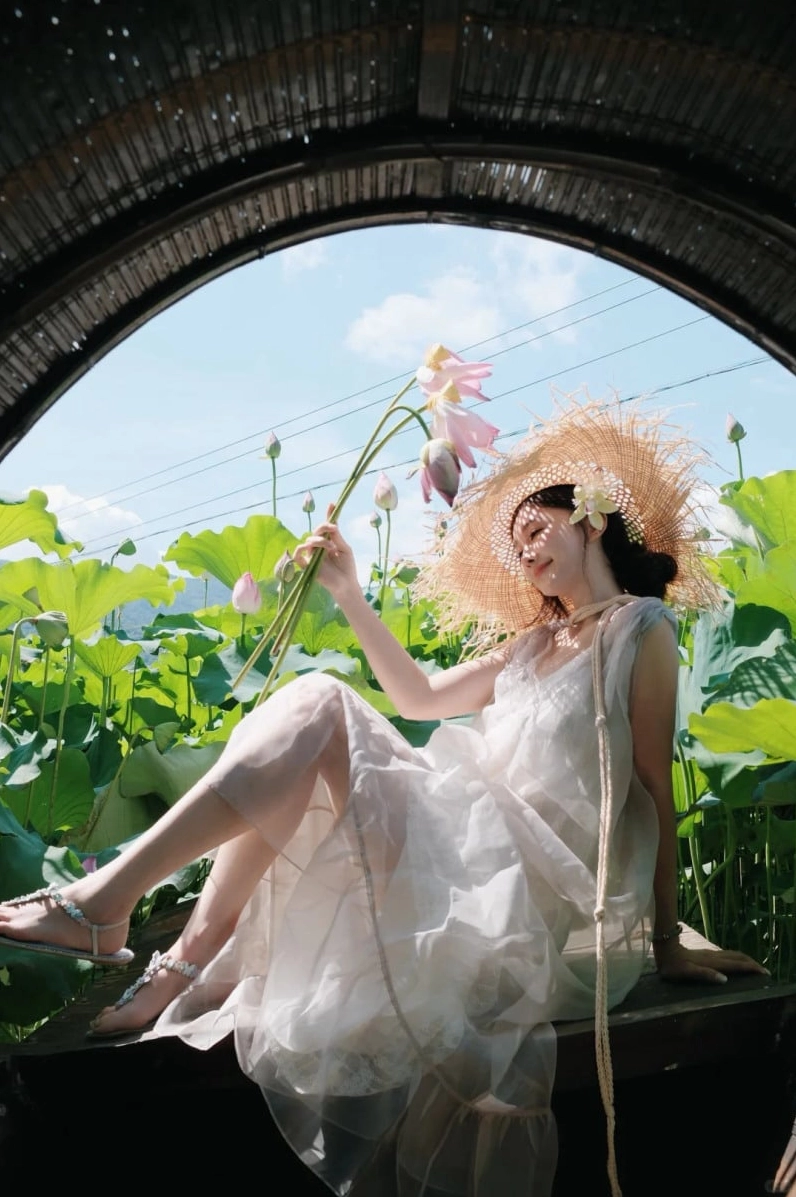 Gái xinh chụp ảnh bên hoa sen rực rỡ