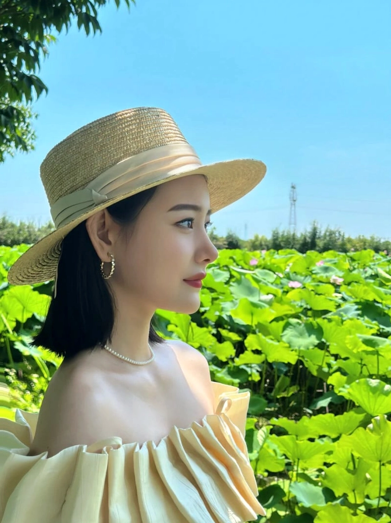 Gái xinh chụp ảnh nghệ thuật với sen