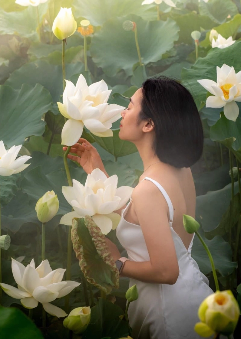 Gái xinh dịu dàng với áo yếm hoa sen