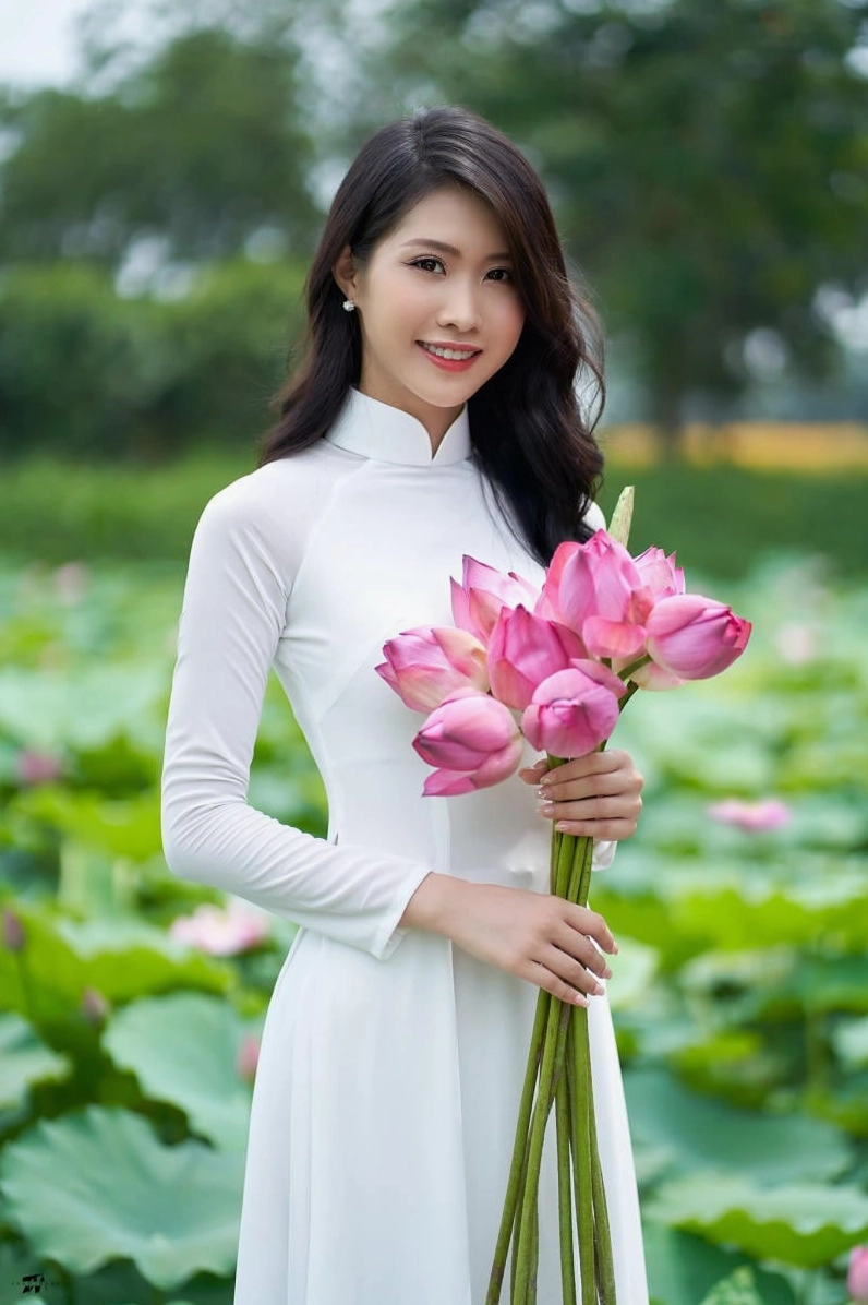 Gái xinh duyên dáng chụp ảnh bên đầm sen
