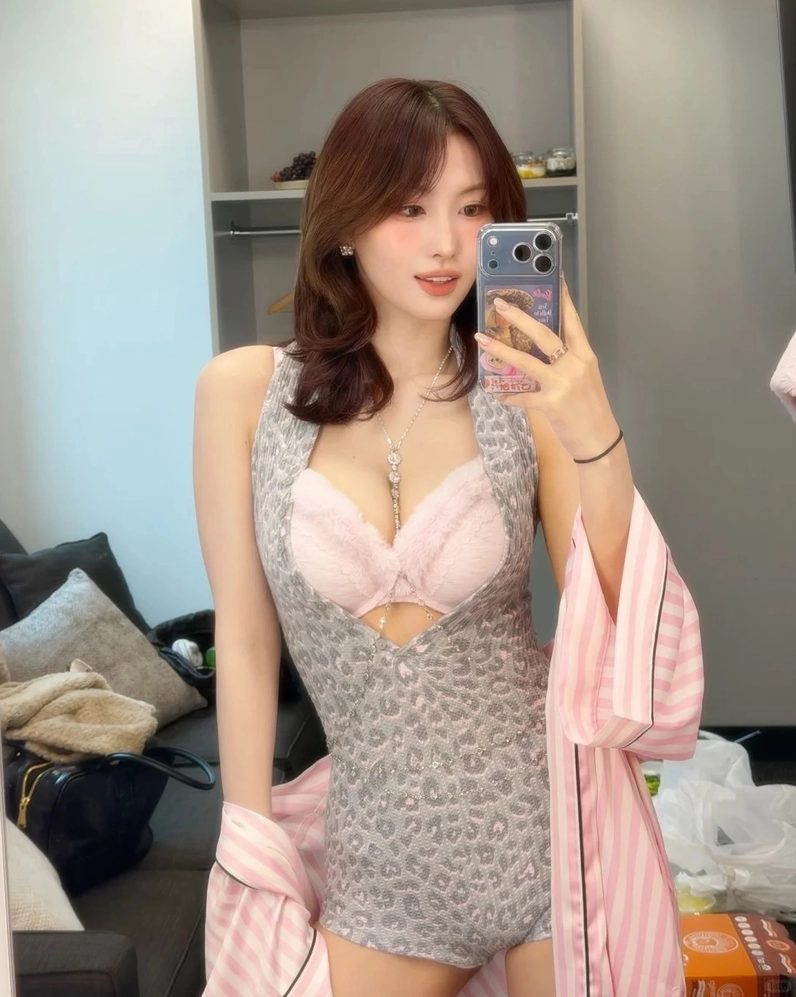 Gái xinh Hàn Quốc mặc bikini đi biển