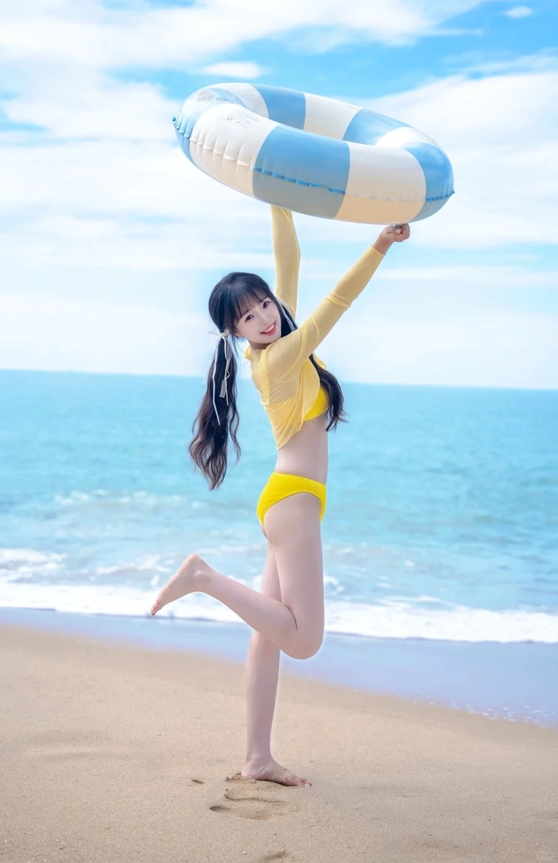 Gái xinh mặc bikini đi biển trẻ trung