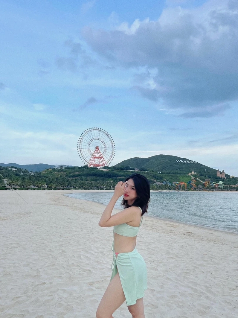 Gái xinh mặc bikini nhảy tạo dáng đầy tự tin và hấp dẫn trong mọi khung hình