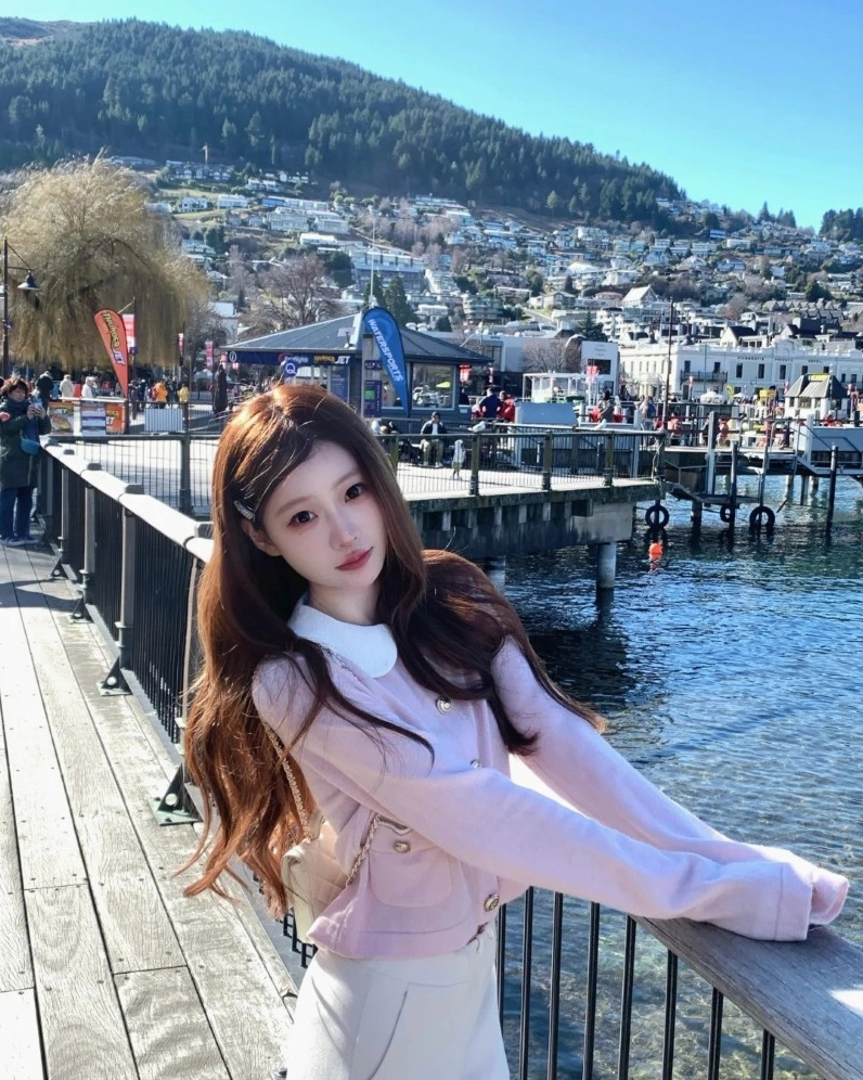 gái xinh mặc pinky đứng ngoài trời