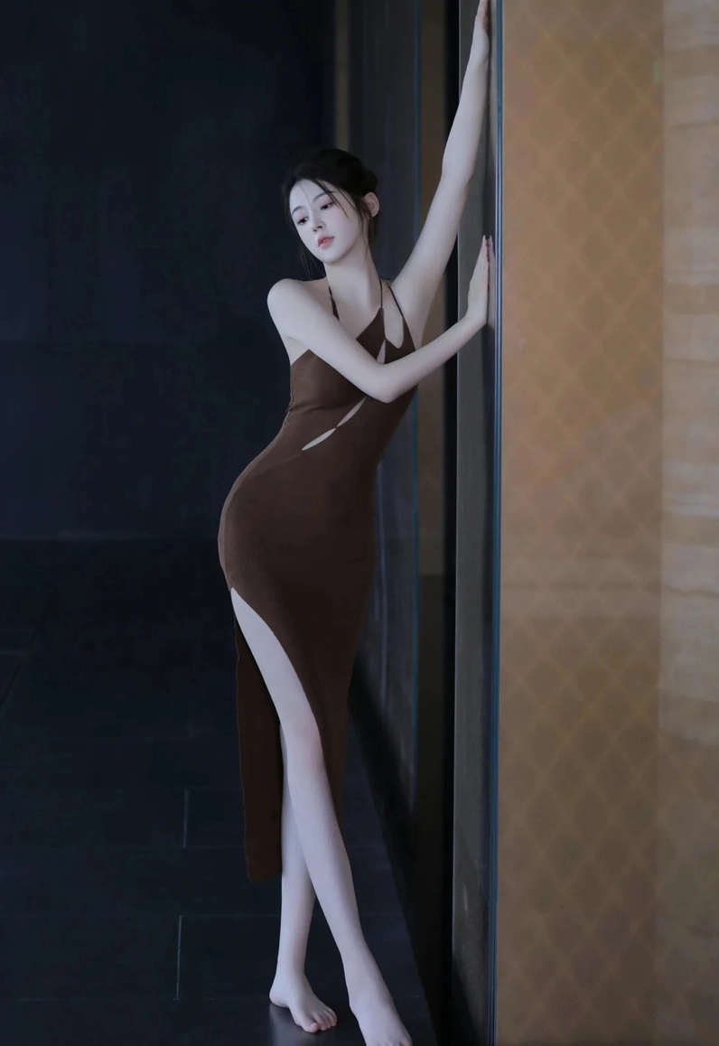 Gái xinh mặc váy body tôn dáng