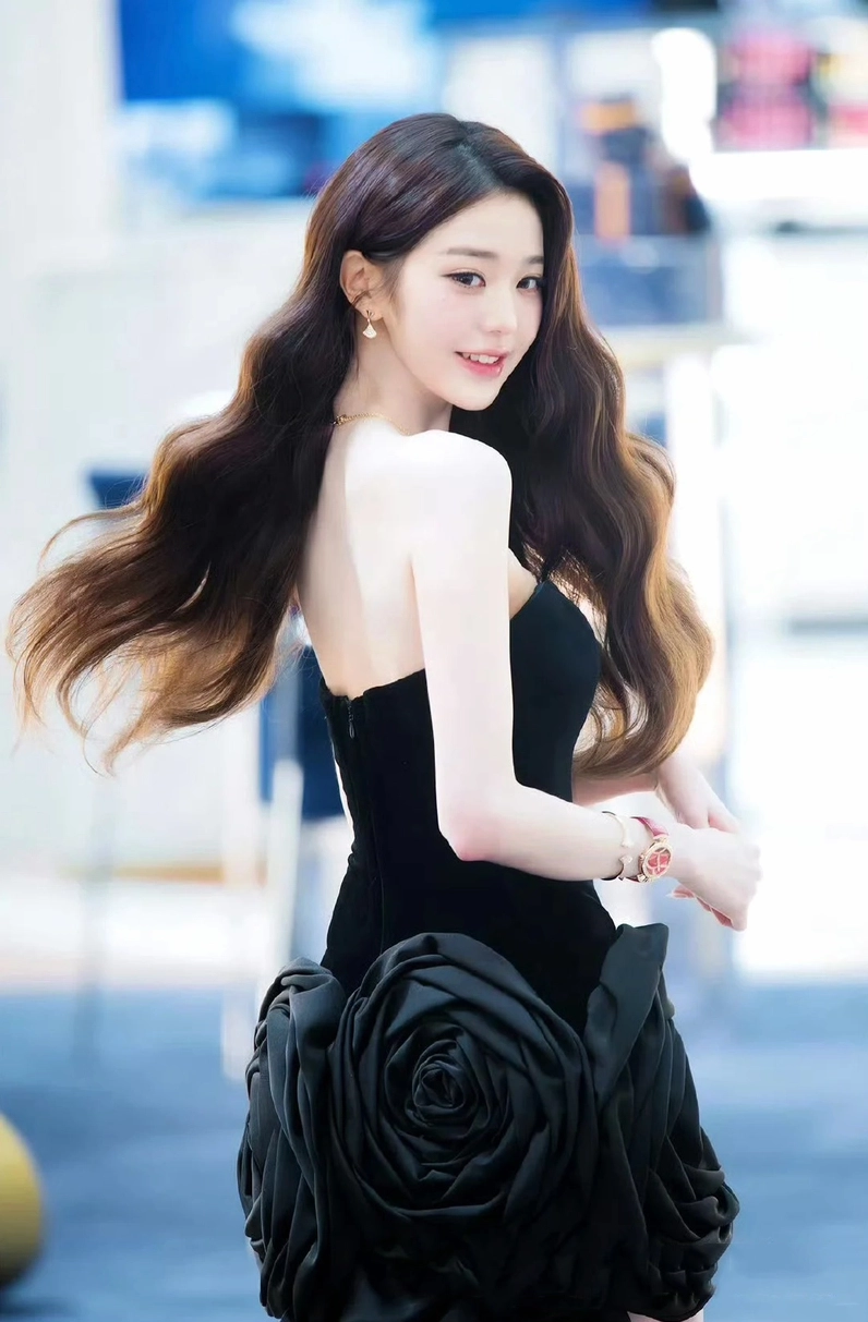 Gái xinh mặc váy đen ngắn đáng yêu